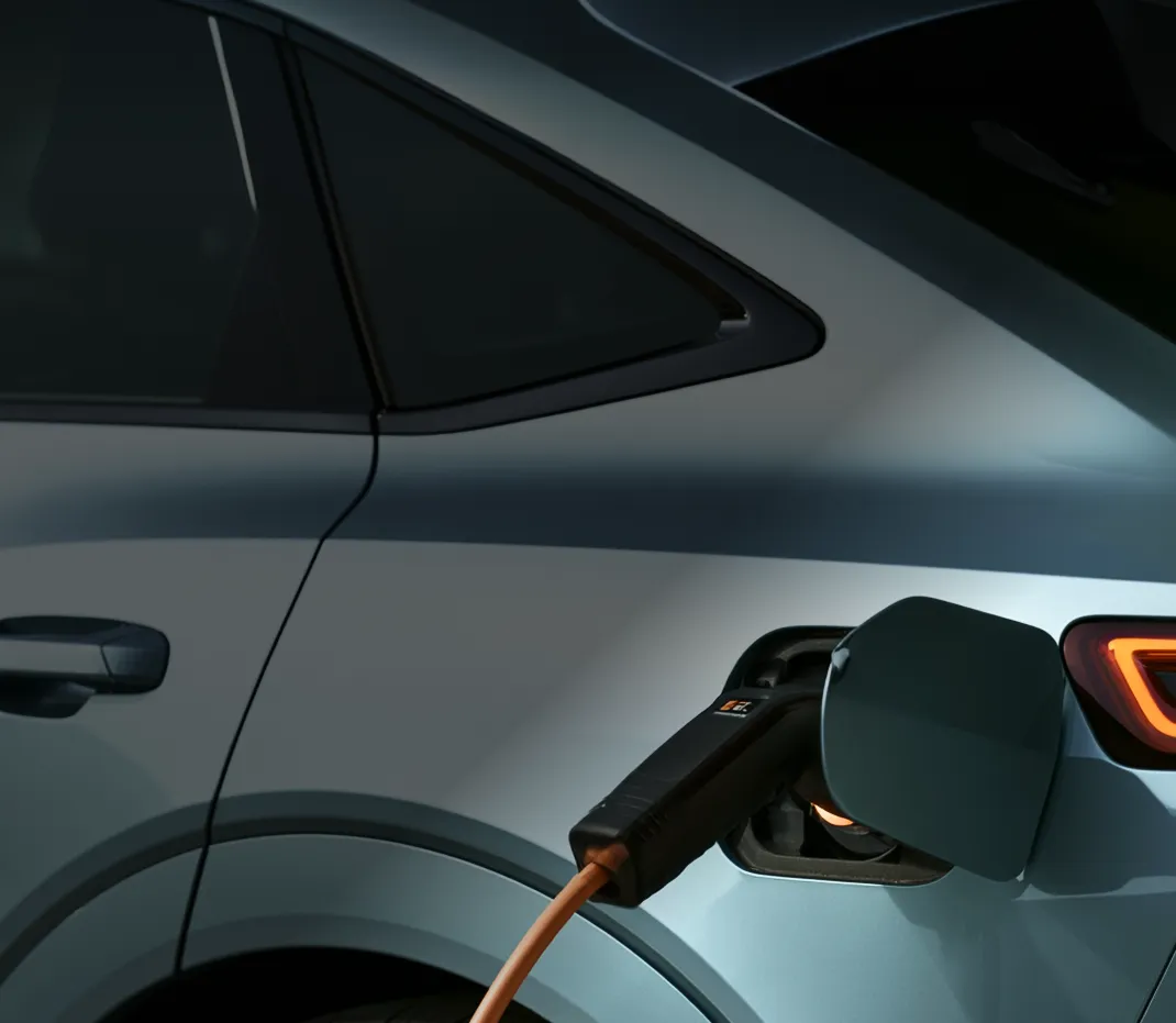 Instalaciones eléctricas en Madrid: coche eléctrico cargando en punto de recarga SIMOE